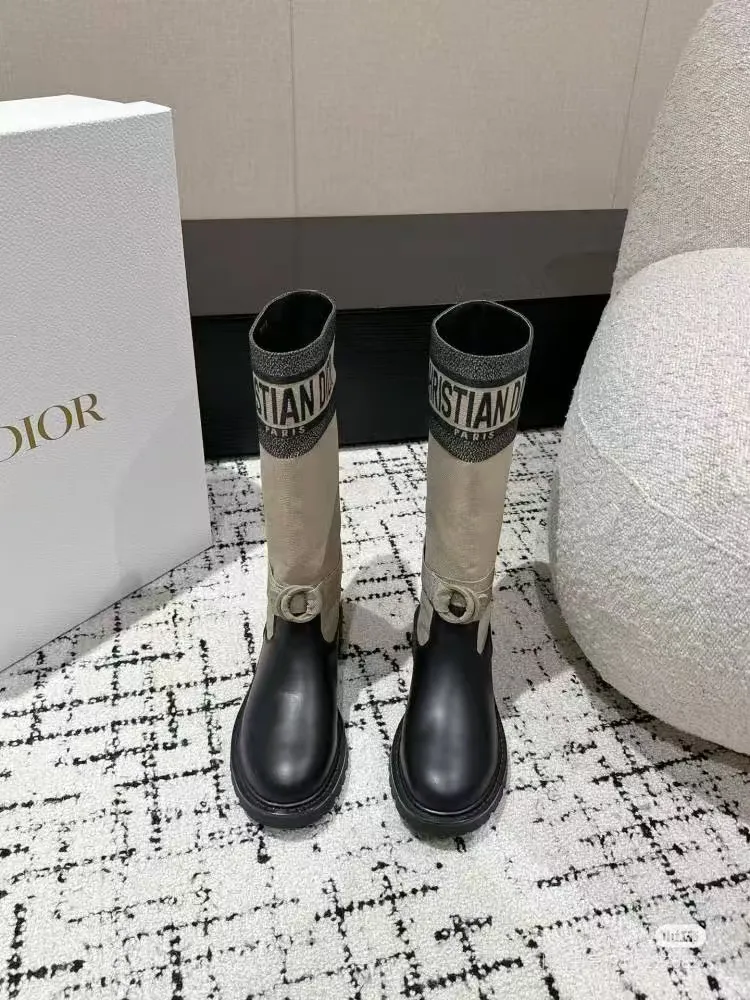 👟👟Ex-factory price 600👟👟, Dior embroidered graffiti boots, regardless of season or outfit, can be easily worn in various occasions. Putting on this pair of Dior embroidered boots is like stepping into a fashion universe full of art. This pair of boots was born in the 2013 autumn and winter series. It breaks the rules and does not follow the trend of pursuing gorgeousness. Instead, it tells the brand's dedication to quality with a low-key and deep luster. The square toe design abandons the sharp edge and adds a bit of mature and stable temperament. Whether it is paired with an elegant long skirt or a smart trousers, it can be easily controlled without any sense of violation.   The most eye-catching thing is the exquisite embroidery on the boots. Every stitch and thread is the hard work of craftsmen, and it is the perfect fusion of traditional craftsmanship and modern design. These embroideries are not simple decorations, but lively stories that slowly unfold on the uppers of the boots, giving these boots a unique soul. Wearing it, you are not only showing your fashion sense, but also demonstrating your ultimate pursuit of quality of life. Every step you take shows Dior's unique elegance and confidence.  Material: First-layer cowhide + sheepskin lining + rubber non-slip outsole Number of yards: 35-40 yards Color: black apricot